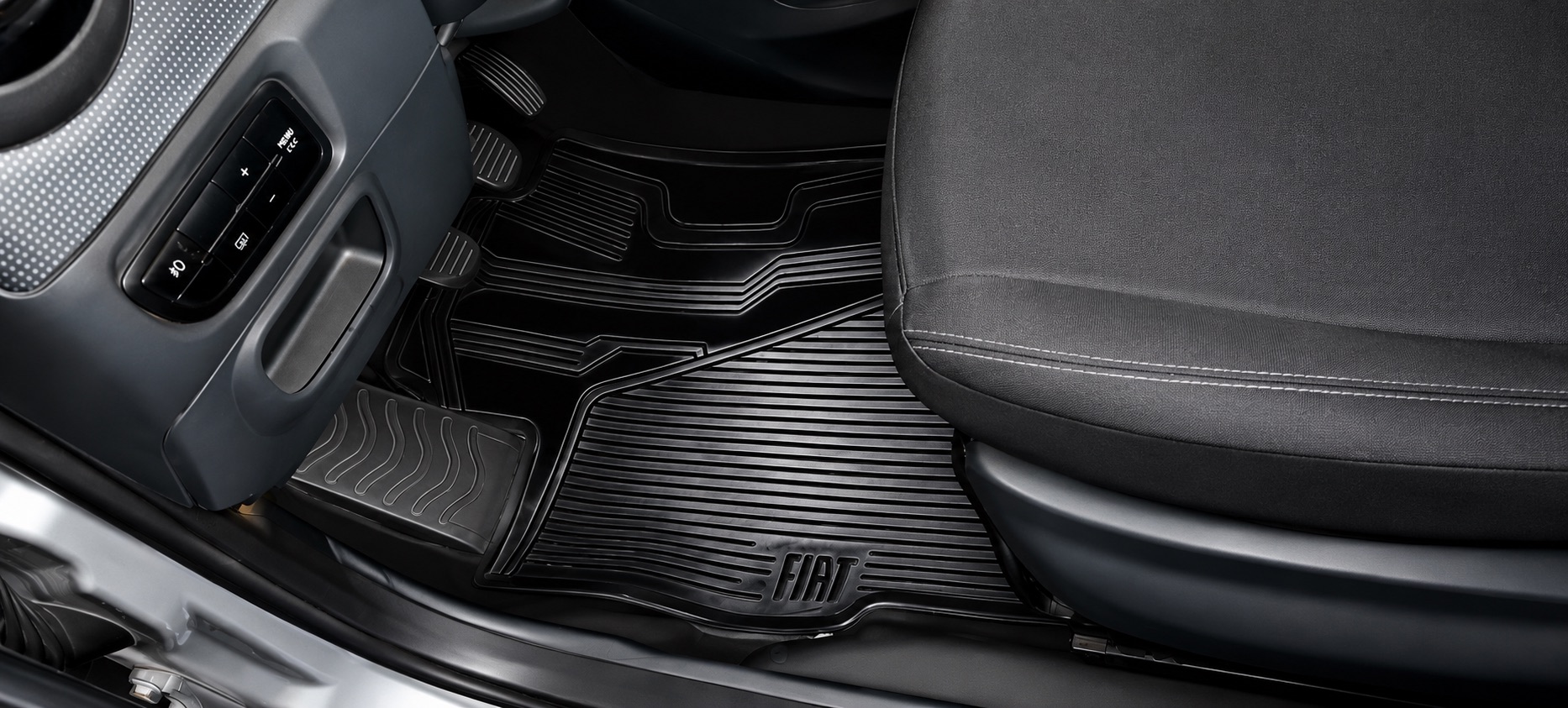 Detalhe da limpeza interna e dos tapetes automotivos