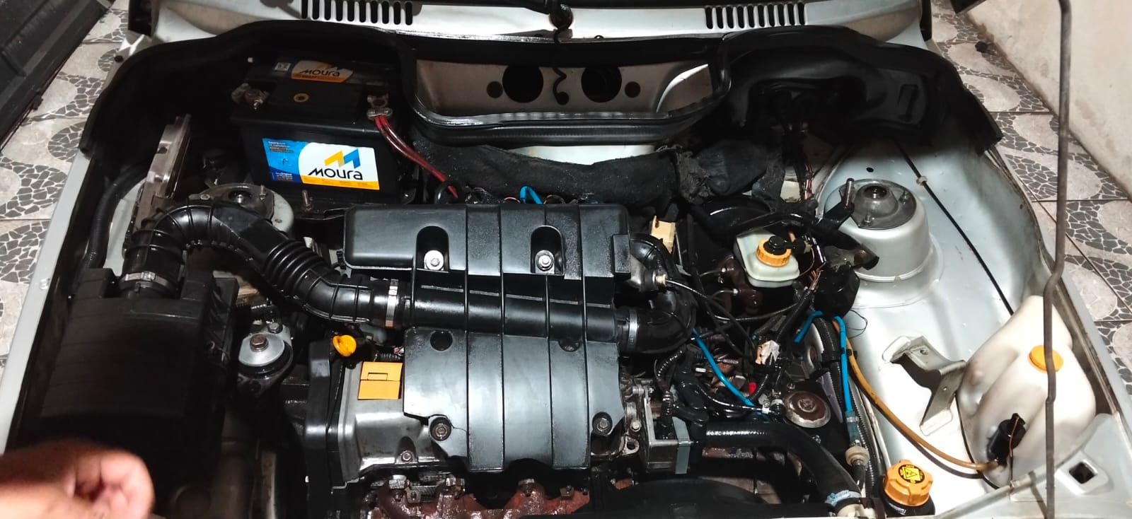 Compartimento do motor durante serviço de limpeza técnica